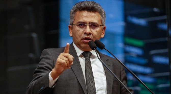Em Glória, Doriel Barros relata dificuldades na aposentadoria de trabalhadores