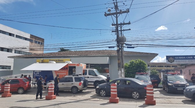 Agentes do Detran-PE organizam vacinação de idosos em Escada