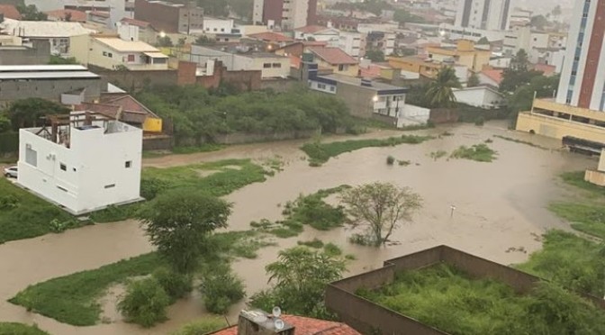 Caruaru registra 98,3% da chuva esperada para o mês de abril em 24 horas; prefeitura decretou situação de emergência