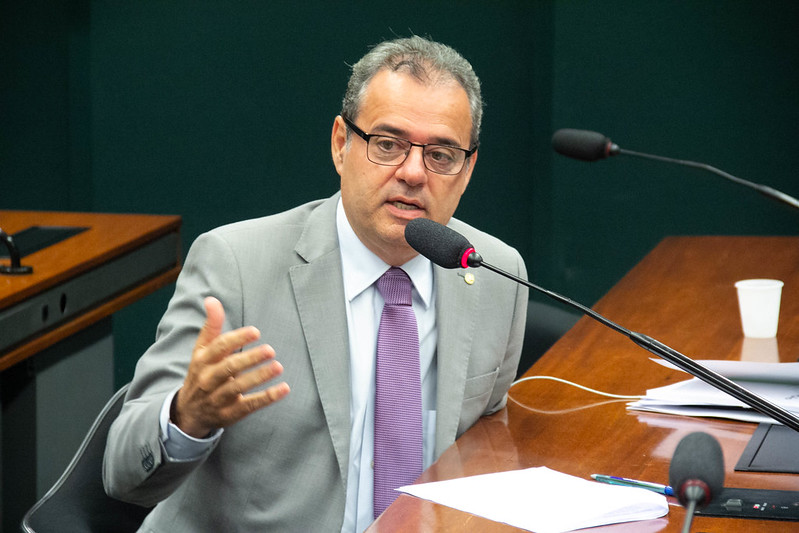 Deputado Danilo Cabral propõe congelar preço do gás durante pandemia