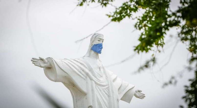 Estátua do Cristo Redentor de Gravatá ganha máscara facial para incentivar uso durante pandemia