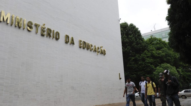 MEC prorroga aulas virtuais no Ensino Superior e flexibiliza estágios pela internet