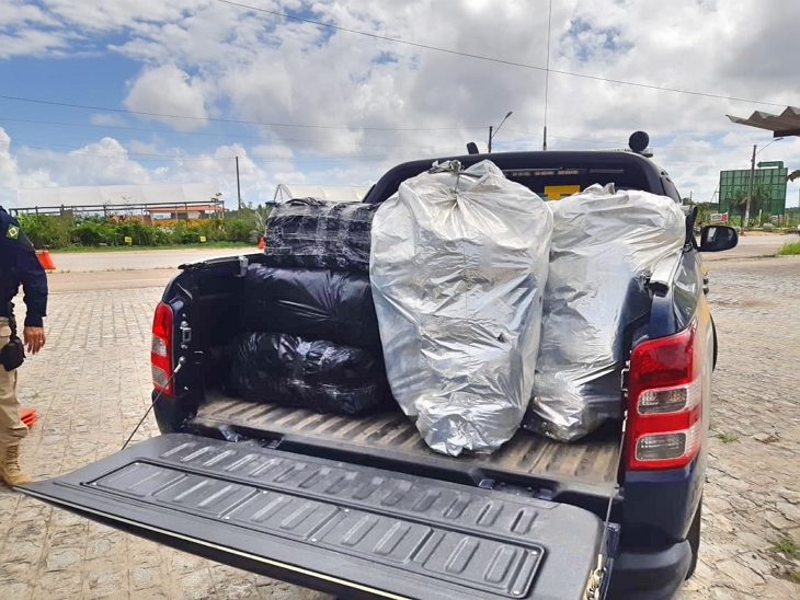 PRF apreende veículo com 159 kg de maconha em Gravatá