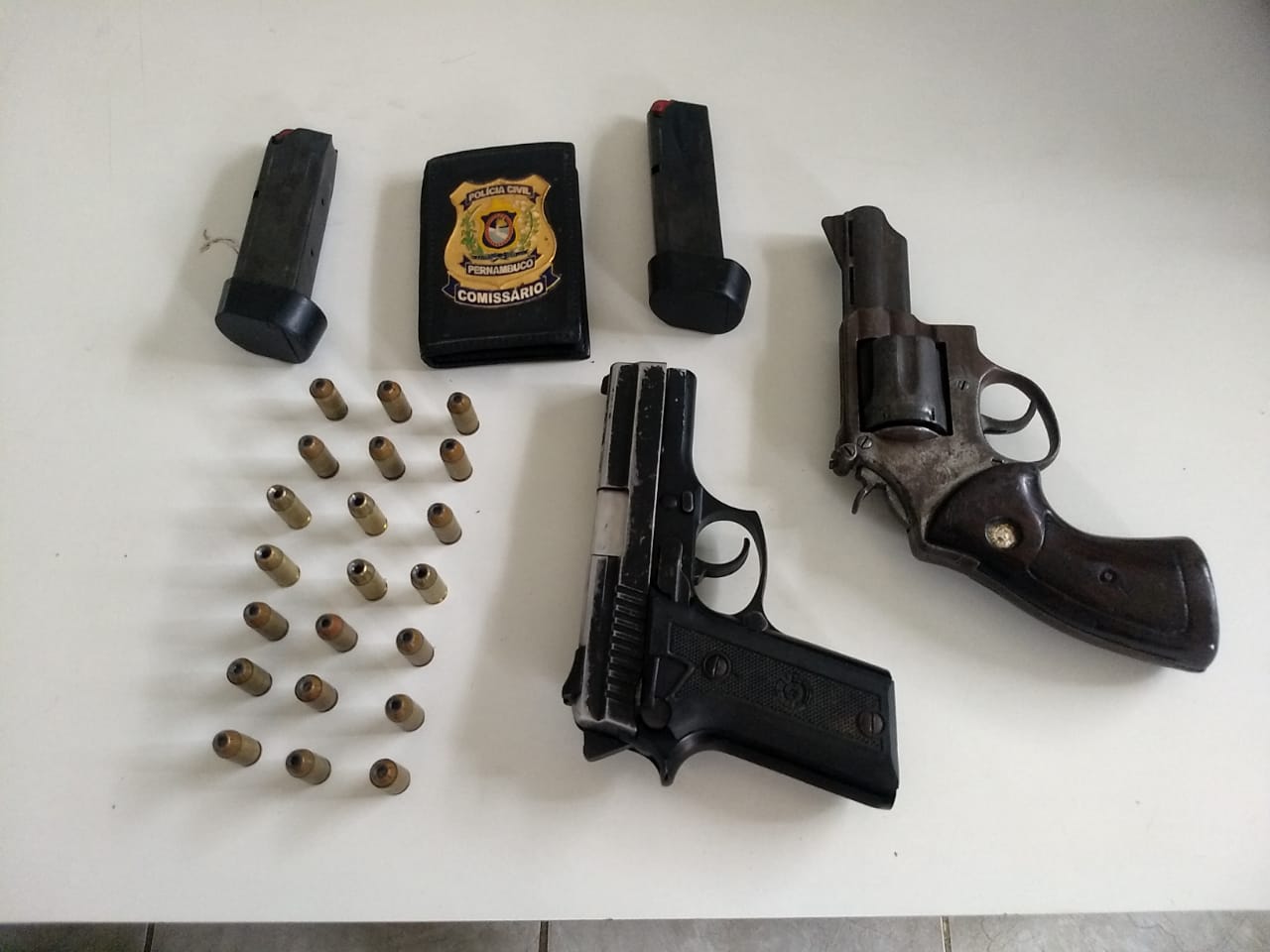 Polícia Civil de Lagoa de Itaenga detém líder do tráfico com armas em casa