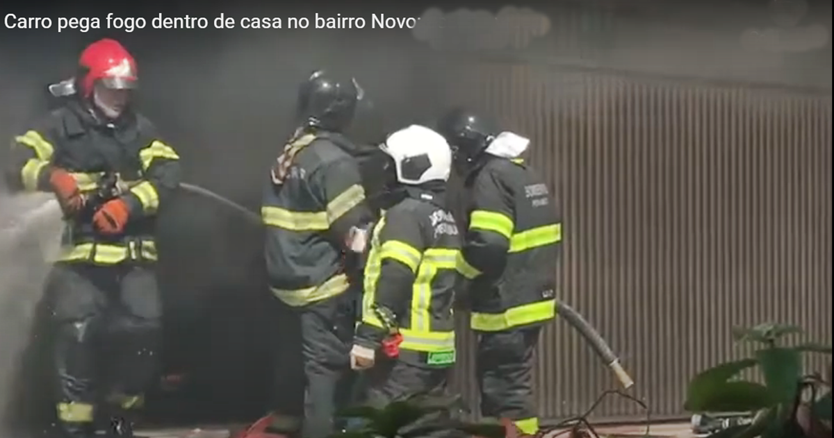 Em Vitória, veículo pega fogo dentro de garagem no Bairro Novo