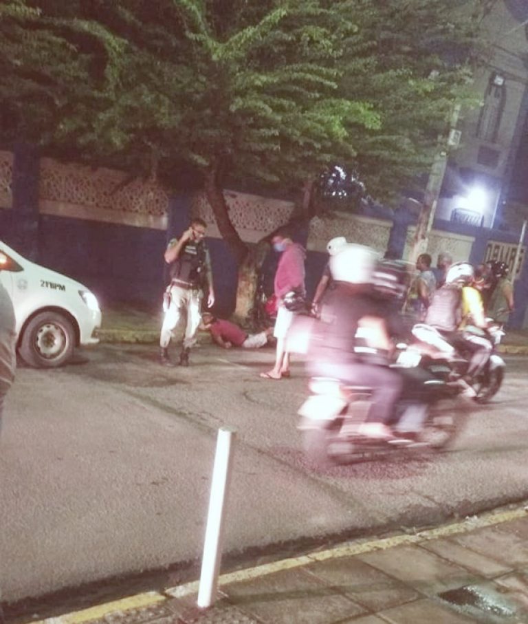Desconhecido atira em dupla que praticava assaltos em Vitória matando um deles