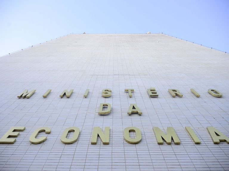 Empresas de 298 categorias não precisam de alvará ou licença para funcionar