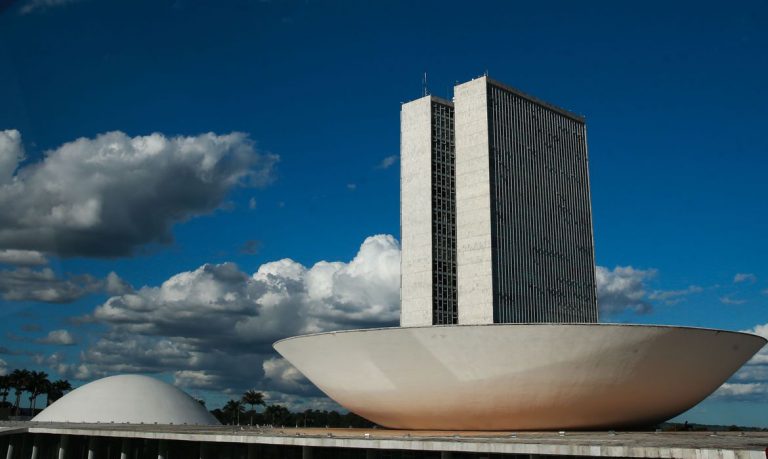 Suspensão de pagamento do Fies até o fim do ano é aprovada na Câmara
