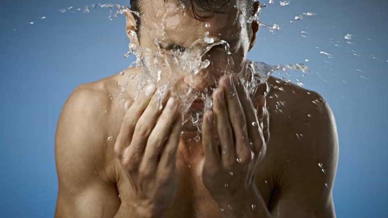 Quantas vezes por dia devemos lavar o rosto? Dermatologistas respondem