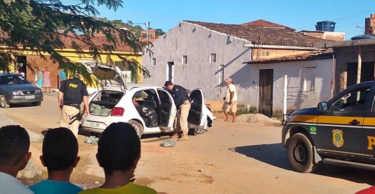 Veículo capota e é apreendido pela PRF com 88 kg de maconha