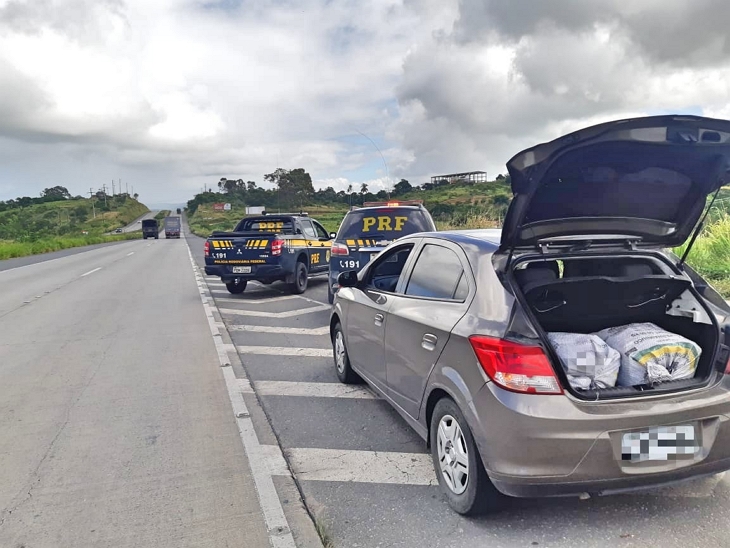 PRF flagra em Vitória 203 kg de maconha em um veículo roubado