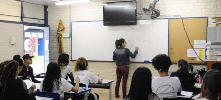 Maioria para de estudar após o ensino médio, revela IBGE
