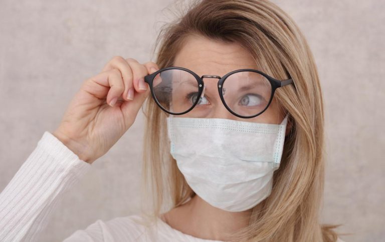 Como usar uma máscara de proteção nasobucal sem embaçar os óculos?