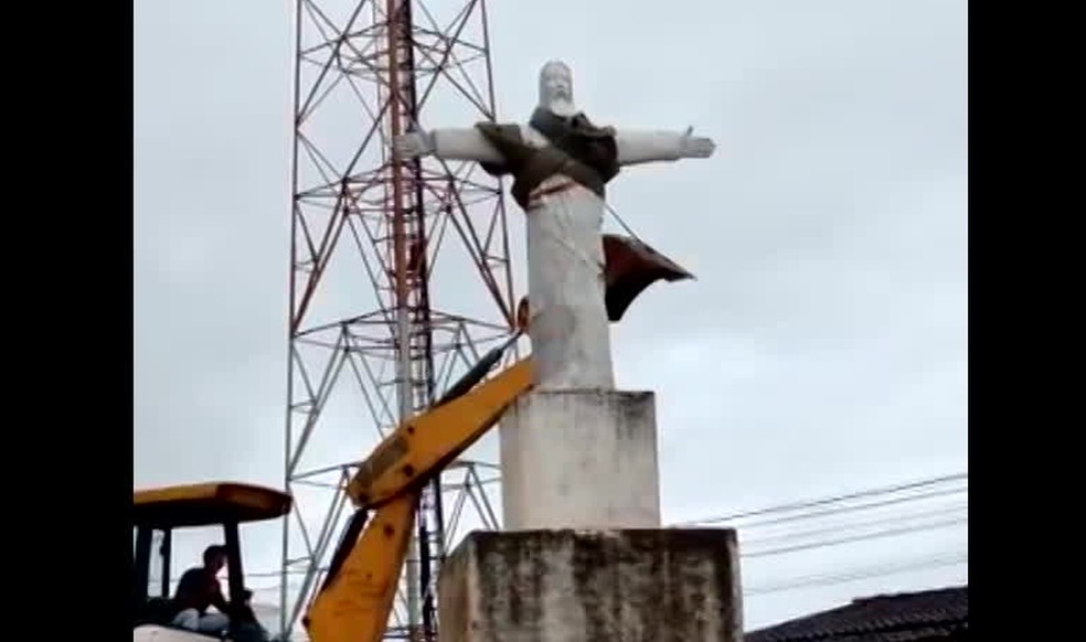 Prefeitura de Amaraji derrubou estátua de Cristo feita por mestre Zezinho