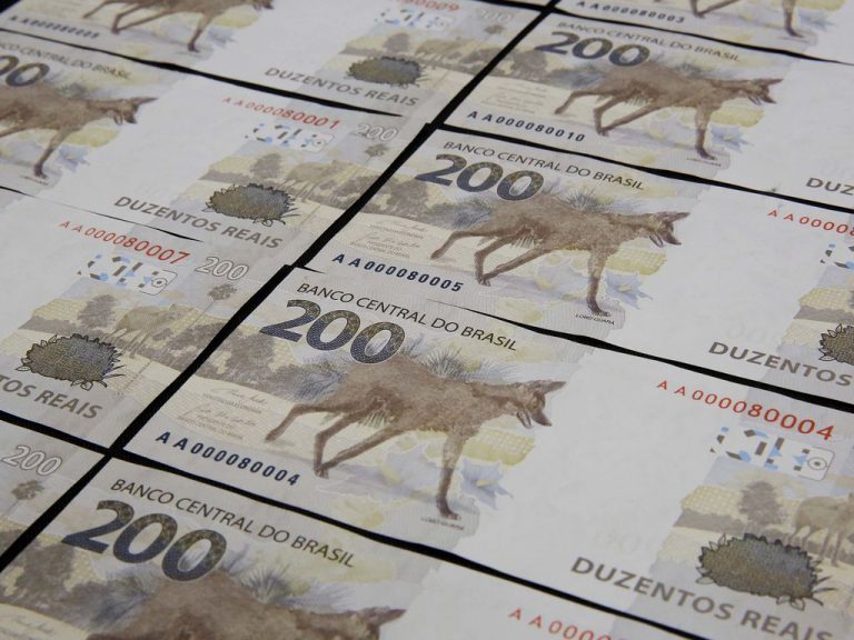 Proposta em tramitação na Câmara acaba com uso de moedas e cédulas e exige conta bancária para todos