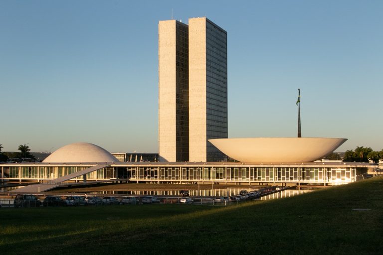 Privatizações avançam e bancários da Caixa alertam: "Queima de patrimônio"