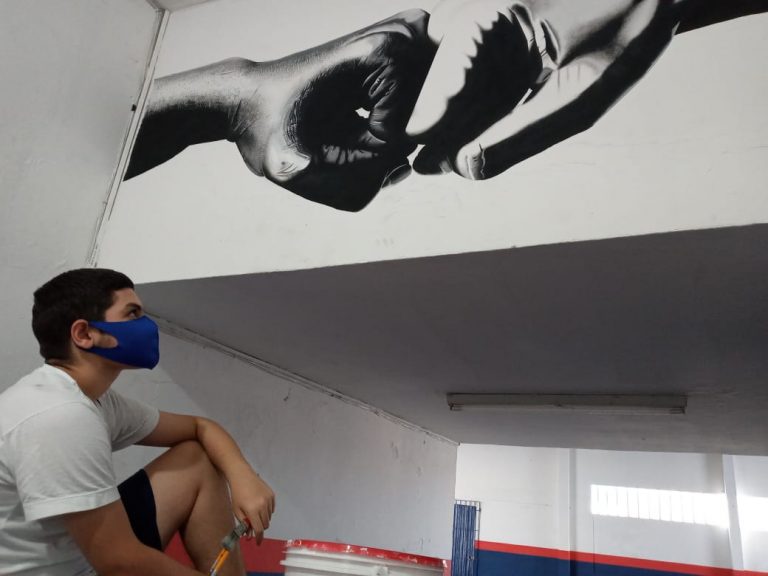 Desenhos artísticos feitos por estudante trazem aconchego a Escola Aglaíres Moura, em Vitória