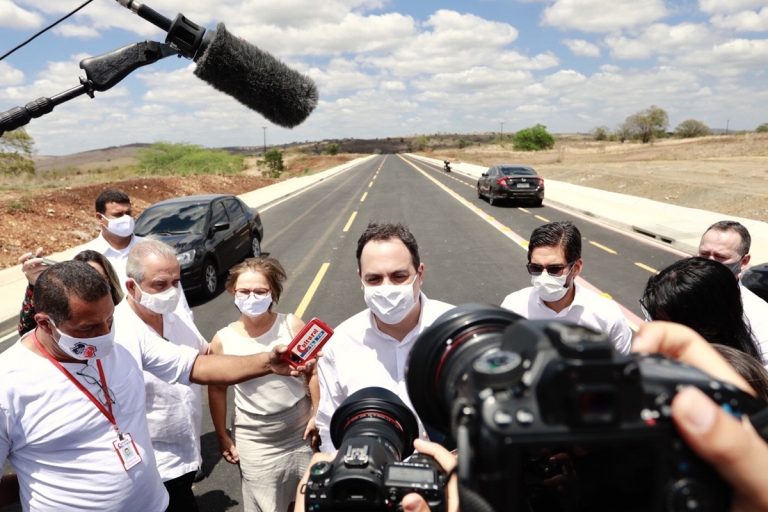 Governador visita obras de fábricas em Limoeiro, Glória e Pombos