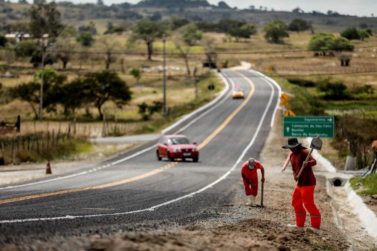 Paulo Câmara entrega obra de pavimentação da VPE-119, em Bezerros