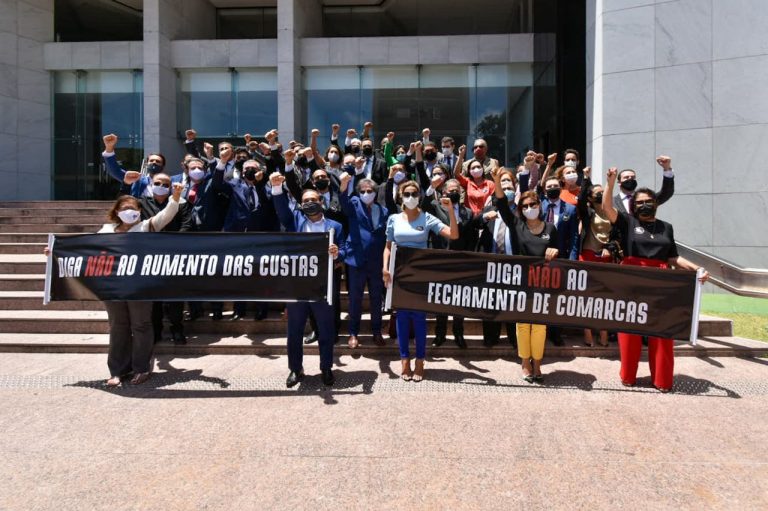 Ato contra aumento de custas reúne dezenas de advogados em frente à Alepe