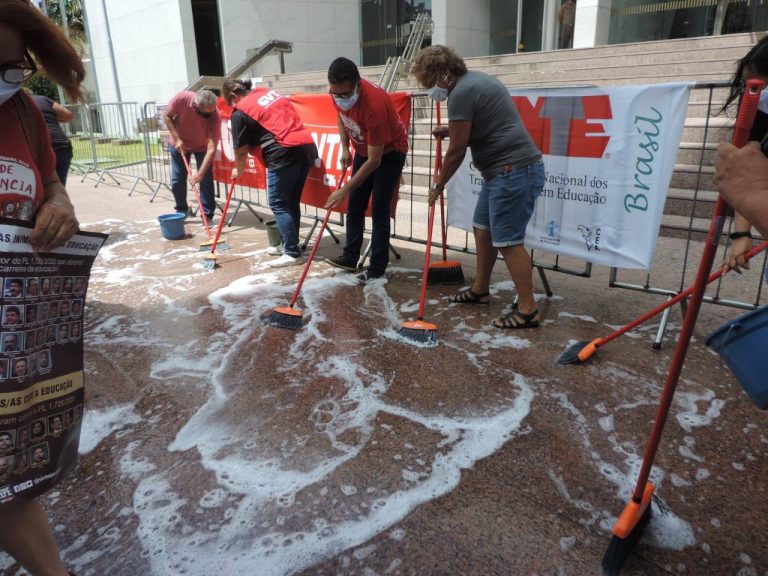 Em ato, Sintepe protesta contra projeto de lei