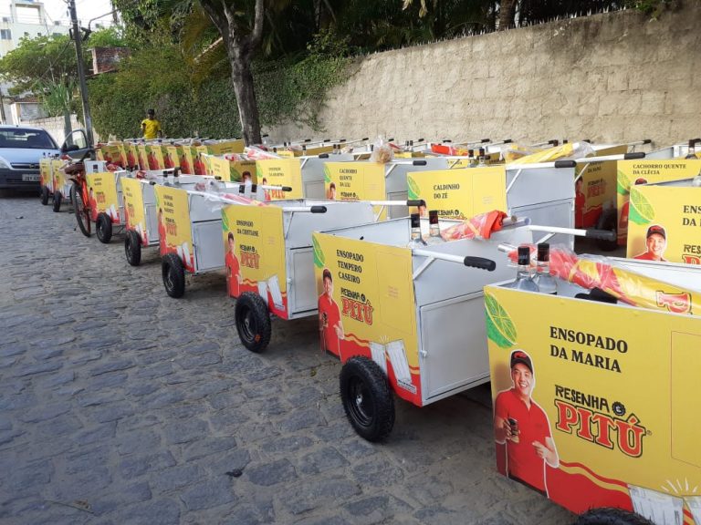 Pitú doa materiais de trabalho a microempreendedores do litoral nordestino