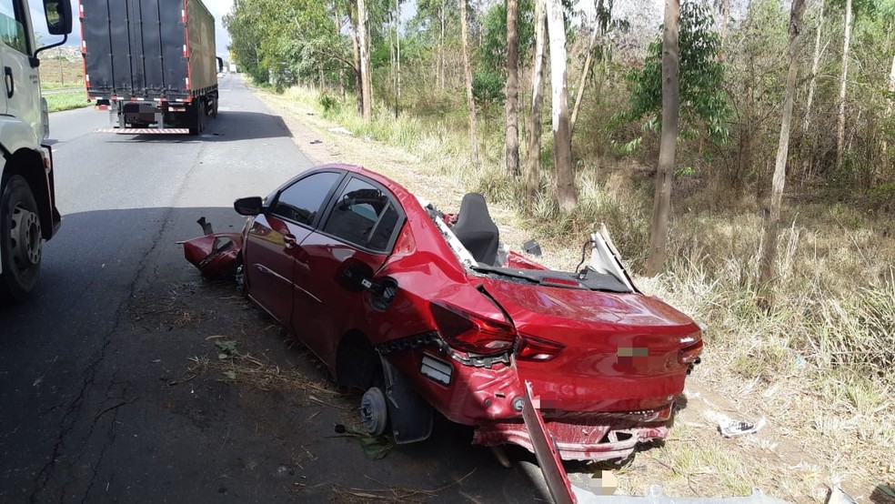 Veículo fica destruído em acidente na BR-232, em Bonança