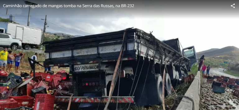 Caminhão com carga de mangas tomba na BR-232, em Pombos