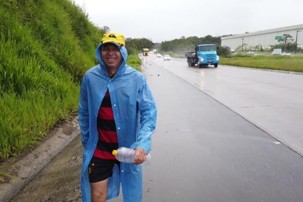 Torcedor de Pombos que anda 60 km para ver Sport espera convite para prêmio da Fifa