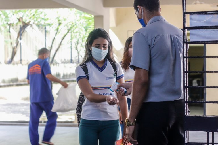Pernambuco libera volta às aulas presenciais para as redes estadual e municipais a partir de 1º de março