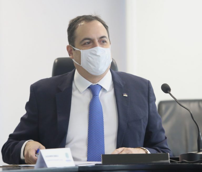 Paulo Câmara veta aumento de salários na Alepe