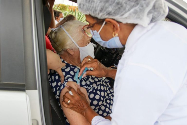 Com mais vacinas, se amplia imunização de pessoas acima de 65 anos em PE