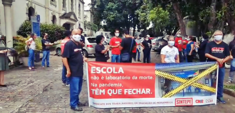 Sintepe protesta na Secretaria de Educação por interrupção das atividades e vacina
