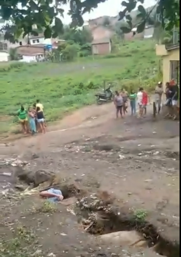 Jovem assassinado é jogado em uma vala no Distrito de Massauassu