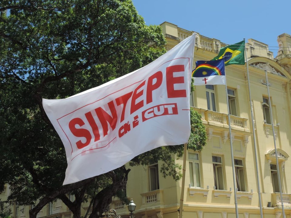 Professores mantêm greve de aulas presenciais na rede pública de Pernambuco