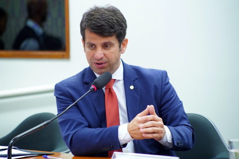 Câmara Federal aprova projeto que cria carteira digital de vacinação