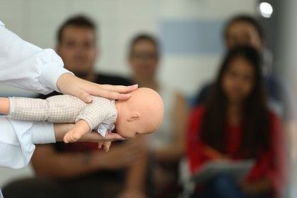 Deputados analisam proposta que exige treinamento de primeiros socorros aos pais de recém-nascidos em PE