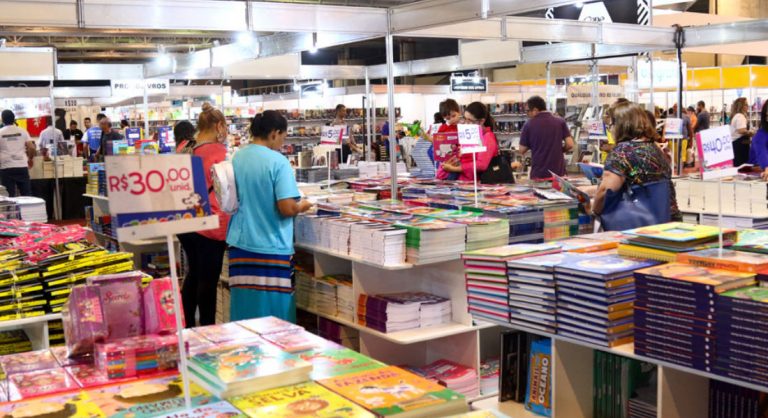Bienal do Livro de Pernambuco homenageará Paulo Freire e a poeta Cida Pedrosa em 2021