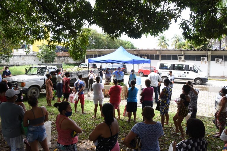 Secretaria de Desenvolvimento Agrário e Iterpe doam alimentos a famílias carentes do Recife