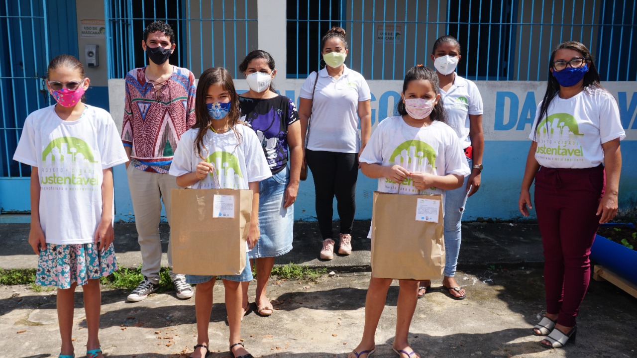 Estudantes de Pombos recebem kits do Projeto Cidade Sustentável