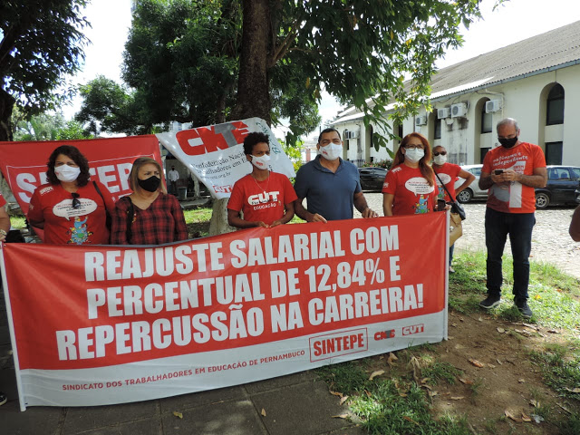 Sintepe protesta na Secretaria de Educação e exige retomada das discussões sobre Piso Salarial e em Defesa da Vida