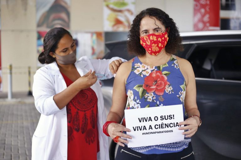 Vice-governadora Luciana Santos recebe vacina e homenageia o SUS