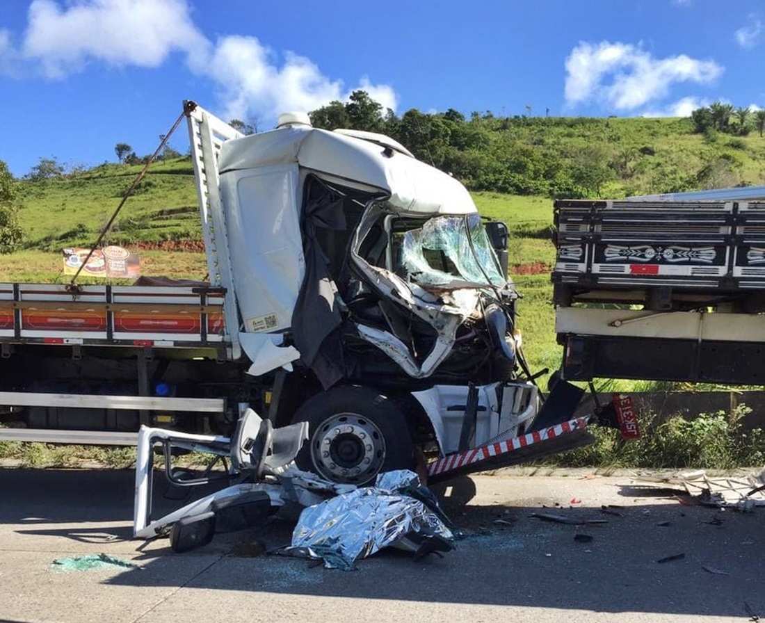 Na BR-232, em Vitória, uma pessoa morre arremessada após engavetamento com seis veículos
