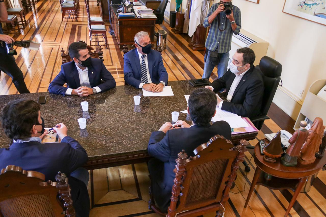 Prefeito de Vitória se reúne com o governador Paulo Câmara