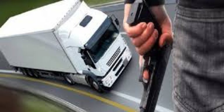 Em Escada, carreta com carga de televisores é roubada e motorista é feito refém