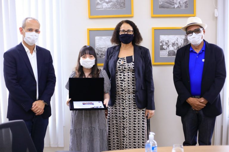 Luciana Santos entrega diploma da Nasa a estudante pernambucana