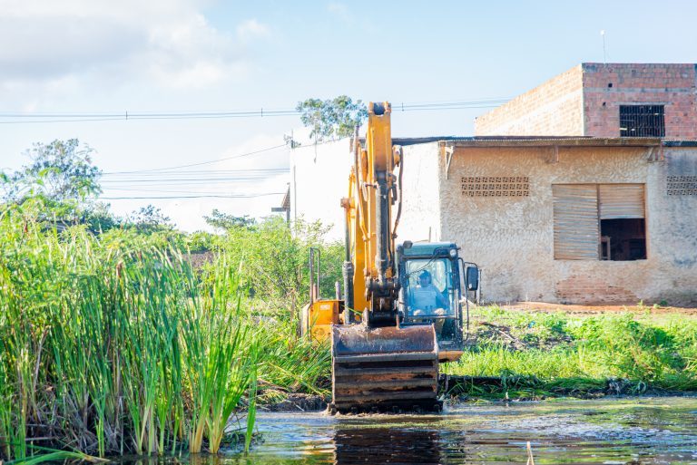Lagoa do Porta Florada começa a ser revitalizada em Gravatá