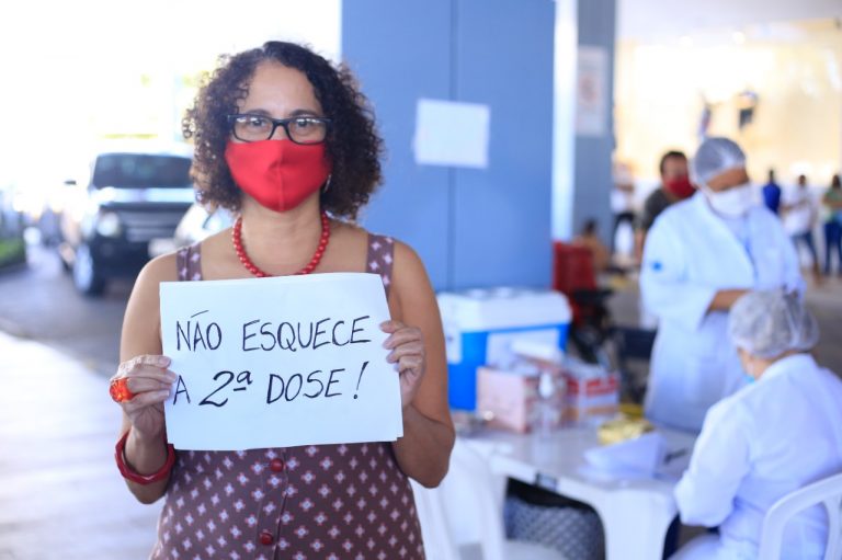 Luciana Santos recebe segunda dose da vacina contra Covid-19