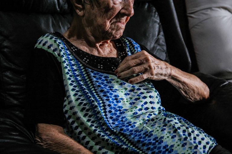 Números de denúncias e violações contra pessoas idosas, em 2021, já superam o mesmo período de 2020