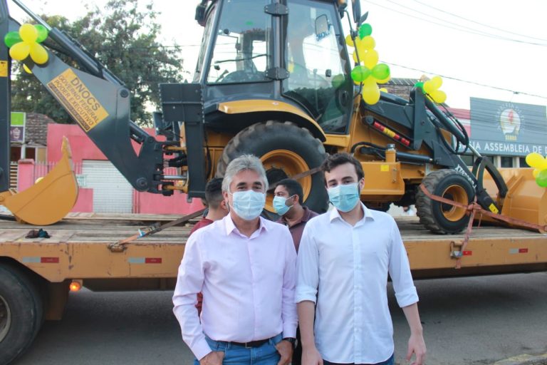 Parlamentar viabiliza retroescavadeira para a cidade de Moreno